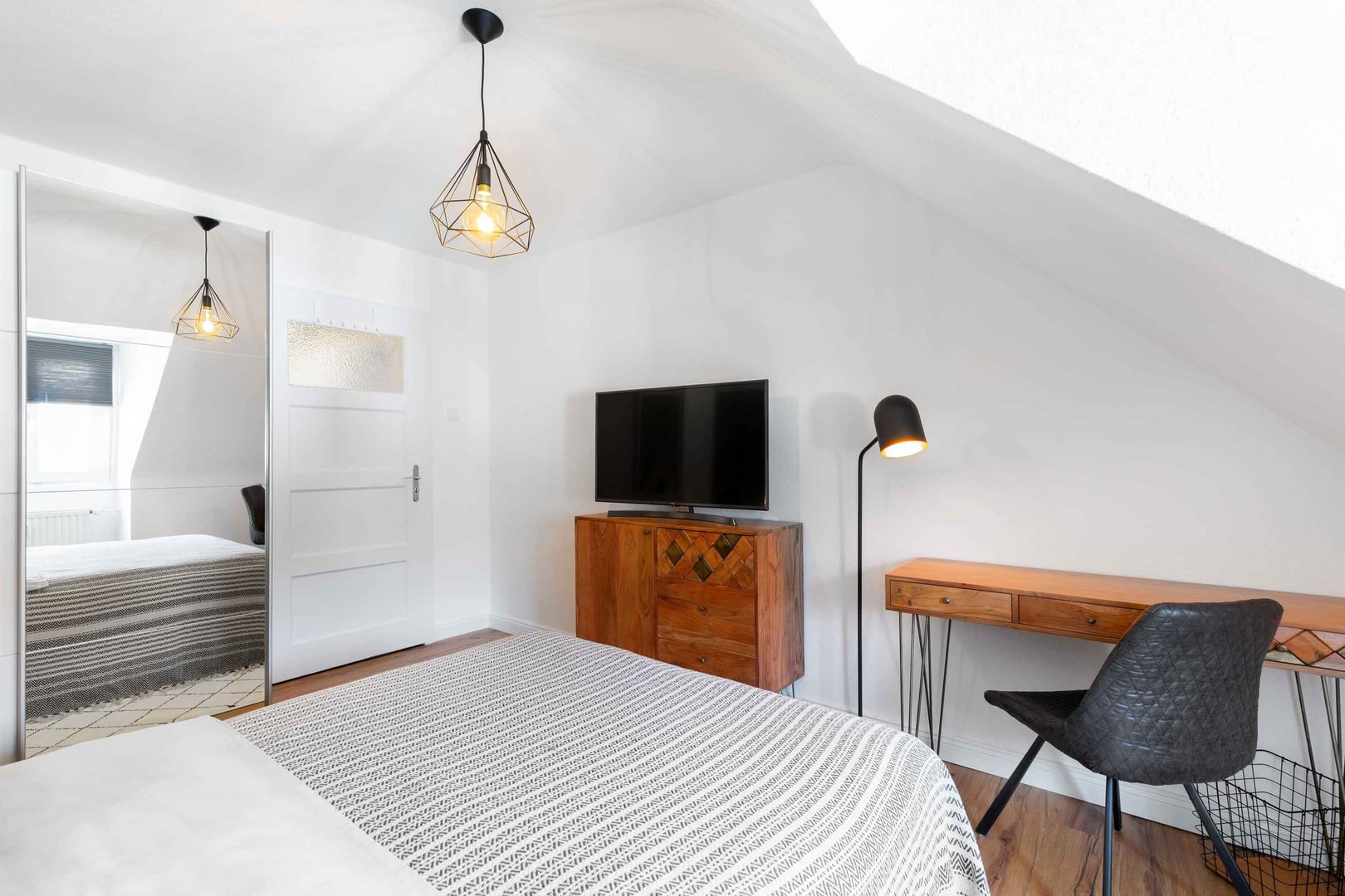 Pokój do wynajęcia z podwójnym łóżkiem w Düsseldorf