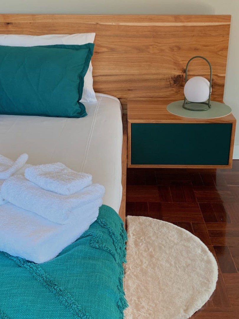 Quarto para alugar com cama de casal em Estoril